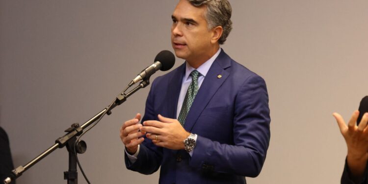 Em Brasília, deputado Rafael Brito preside mesa em debate sobre novo ensino médio