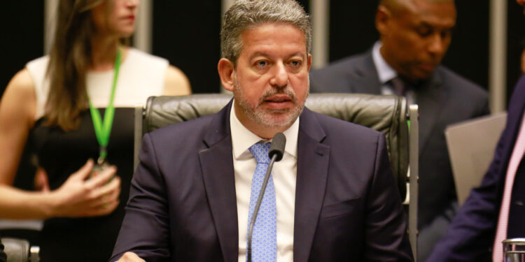 Lira enfrenta Moraes e afirma que só a Câmara pode cassar deputado