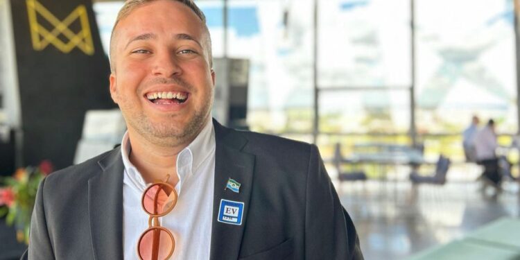 Liderança evangélica ligada à JHC toma posse como vereador e quer cuidar da juventude maceioense: “Sou da favela”