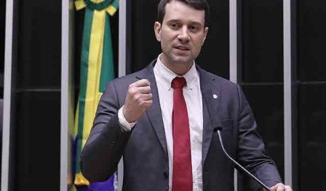 Deputado Daniel Barbosa defende combate às fake news e aos crimes digitais