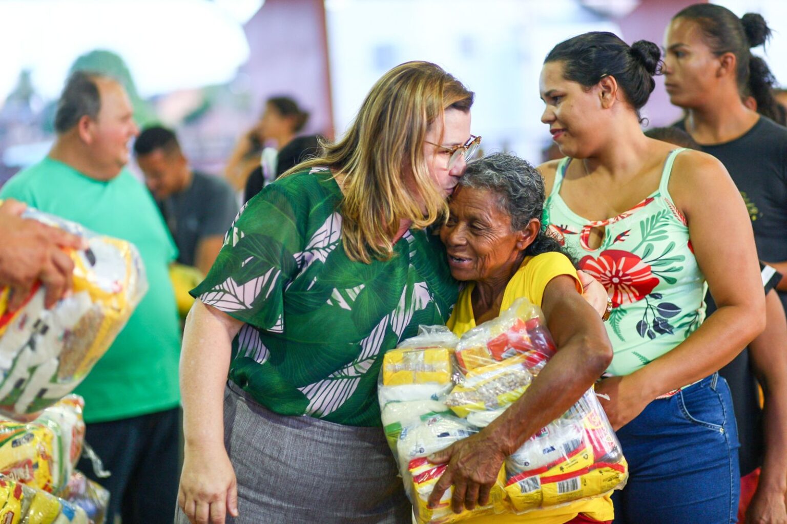 Prefeitura entrega cestas básicas a mil famílias do município