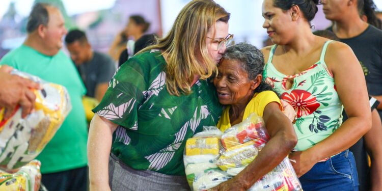 Prefeitura entrega cestas básicas a mil famílias do município
