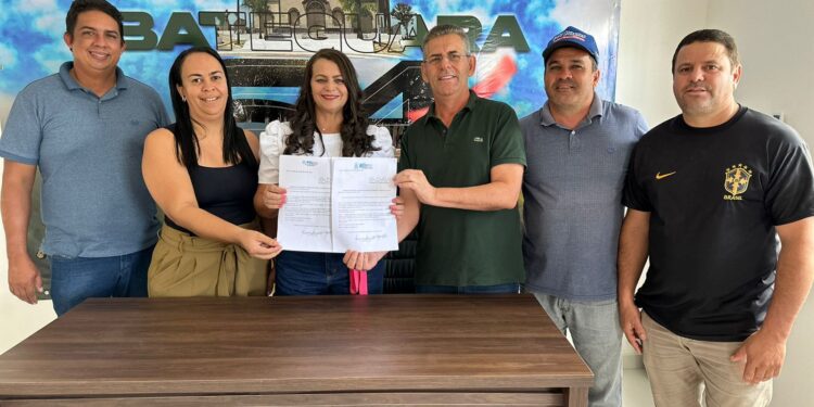 Prefeita de Ibateguara sanciona lei que concede reajuste salarial de 15% aos professores