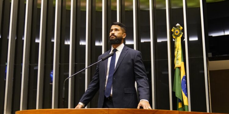 Na Câmara, deputado Delegado Fabio Costa critica Zeca Baleiro por ridicularizar espectador durante show em Penedo
