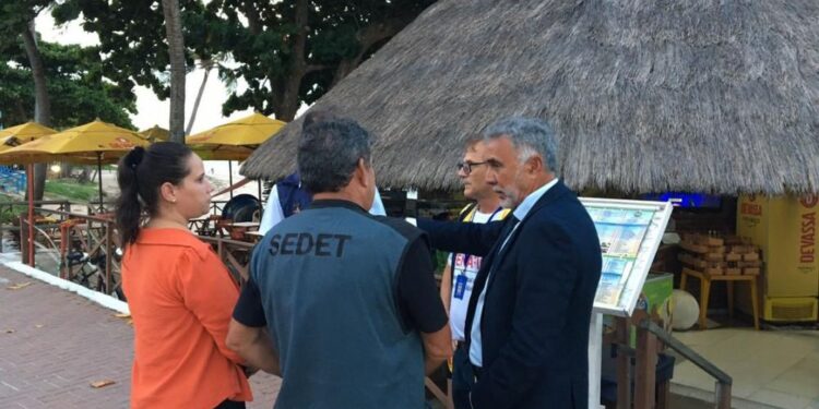 Bares e restaurantes da orla de Maceió passam por fiscalização do Ministério Público