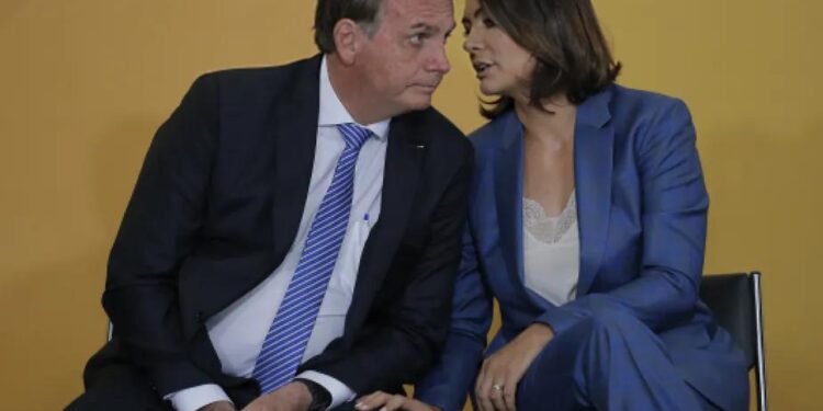PF apreende celulares de Jair Bolsonaro e Michelle em operação contra dados falsos de vacinação