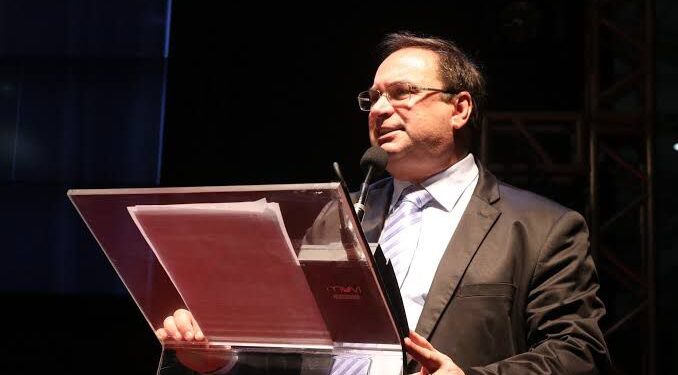 Prefeito Luciano Barbosa decide permanecer no MDB