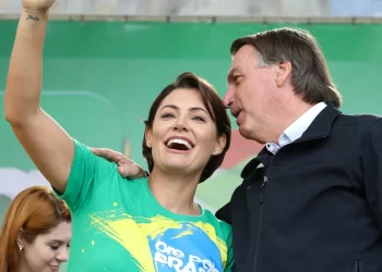 Michelle Bolsonaro afirma que em sua casa apenas ela recebeu vacina e aumenta suspeitas de fraude