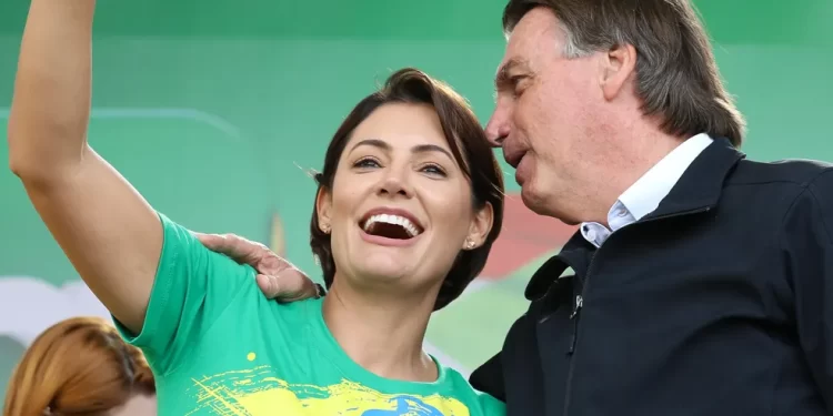 Michelle Bolsonaro afirma que em sua casa apenas ela recebeu vacina e aumenta suspeitas de fraude