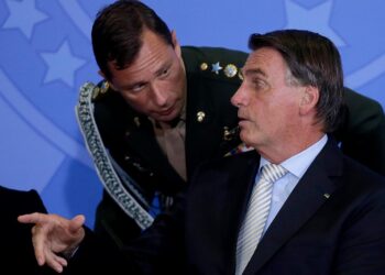 PF faz buscas na casa de Bolsonaro e prende ex-ajudante Mauro Cid em operação contra dados falsos de vacina