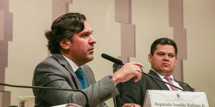 Isnaldo Bulhões apresenta relatório da MP que reestrutura órgãos da Presidência e ministérios