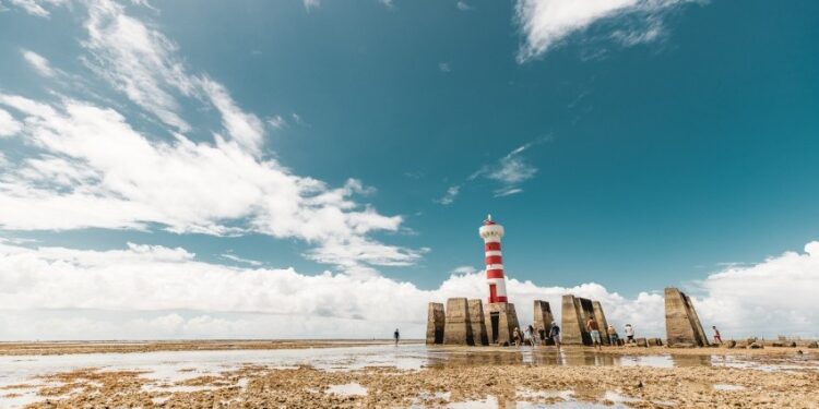Folha de S. Paulo aponta praia de Ponta Verde entre as melhores