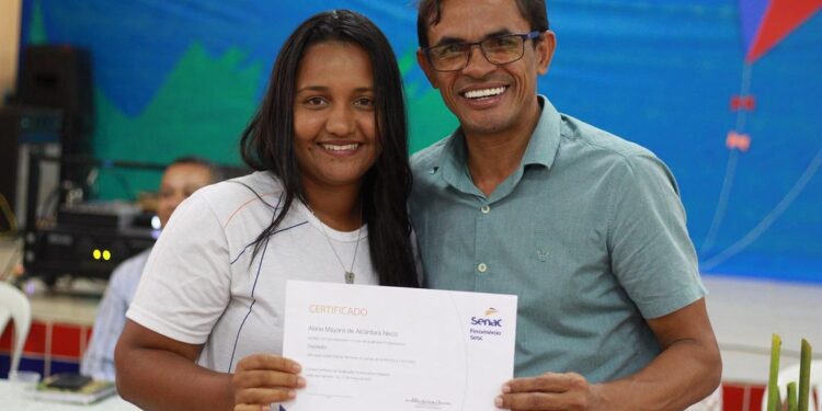 Prefeitura de Messias e Senac entregam certificados de cursos profissionalizantes na cidade