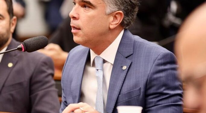 Deputado Rafael Brito apresenta emenda ao PL que garante piso salarial para todos os servidores da educação