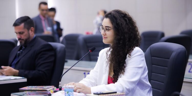 Teca Nelma integra Frente Parlamentar contra ácido sulfúrico no Porto de Maceió