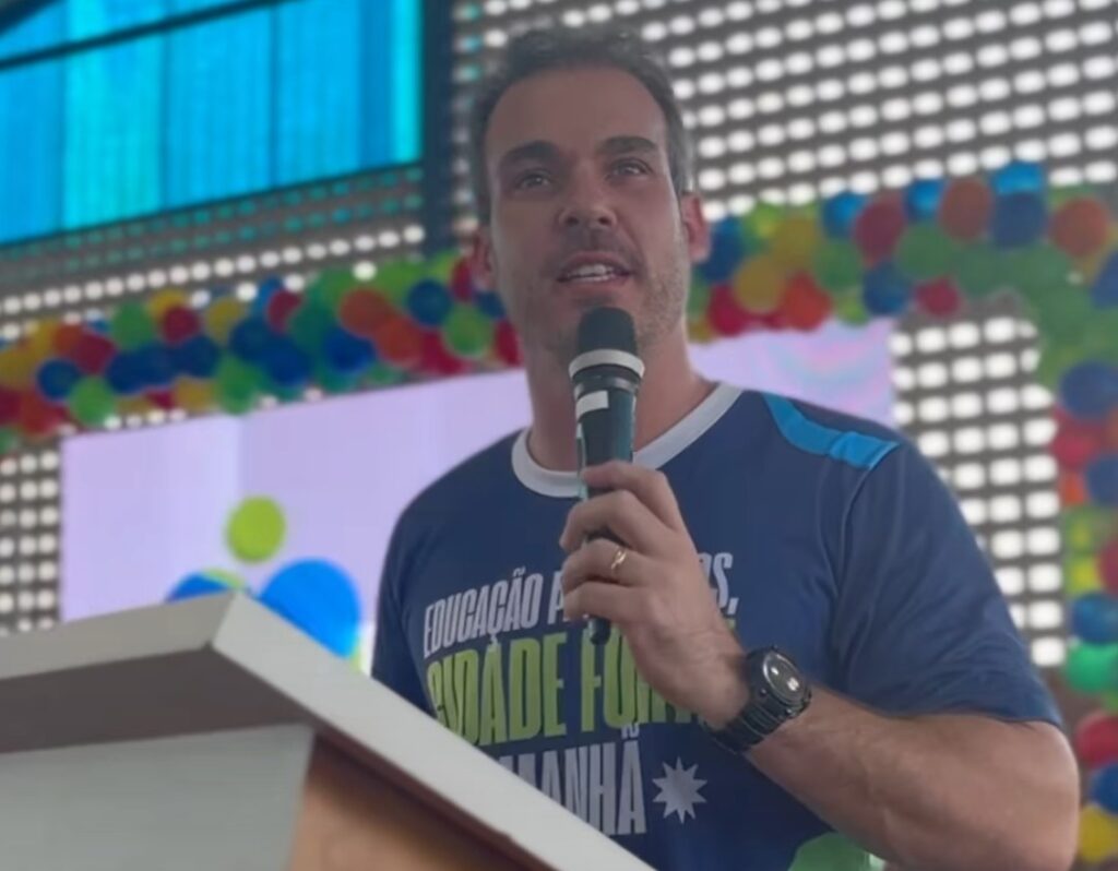 Olavo Neto participa da entrega de kits escolares em Murici