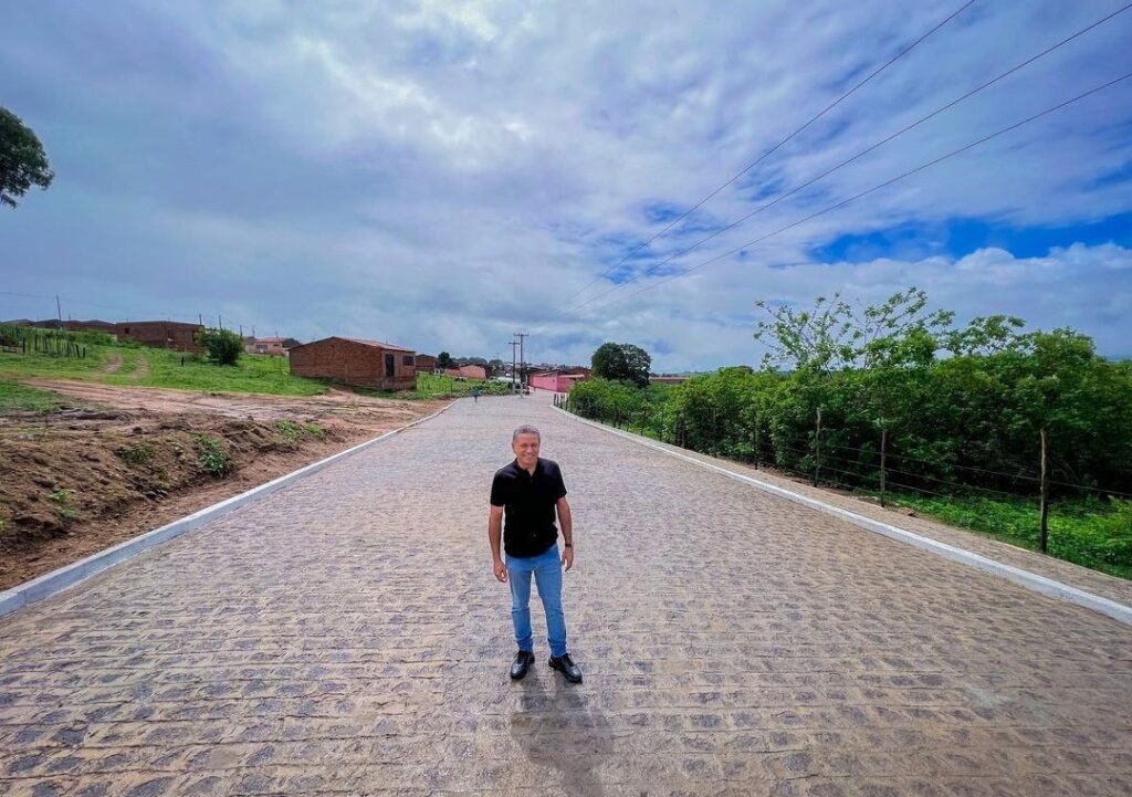 Prefeito Floriano Melo entrega obra de pavimentação em Jacaré dos Homens