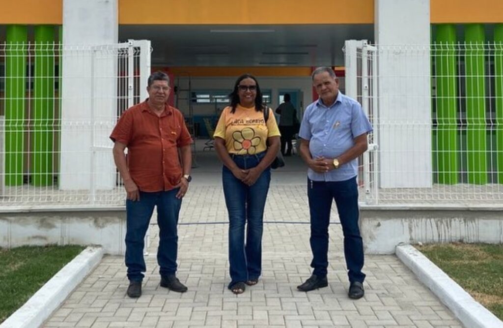 Prefeito Jaime do Mercado visita fase final da construção de Creche Cria na cidade de Palestina