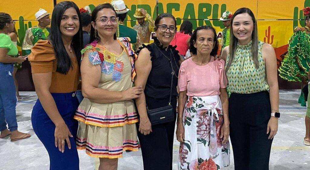Prefeita Fernanda Calvalcanti participa da estreia do espetáculo da quadrilha Mandacaru