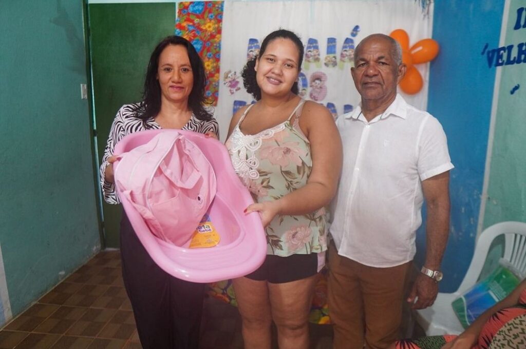 Prefeito Déo realiza entrega de enxovais na cidade de Japaratinga