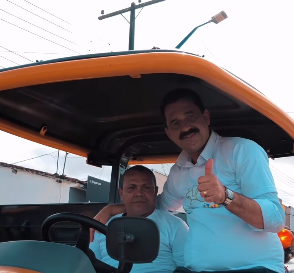 Prefeitura de Limoeiro de Anadia realiza a entrega de novos tratores para a agricultura local