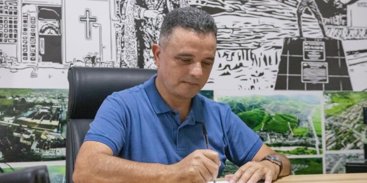 Kil anuncia antecipação de 50% do 13º e salário com retroativo para os servidores da educação nesta quarta-feira (28).