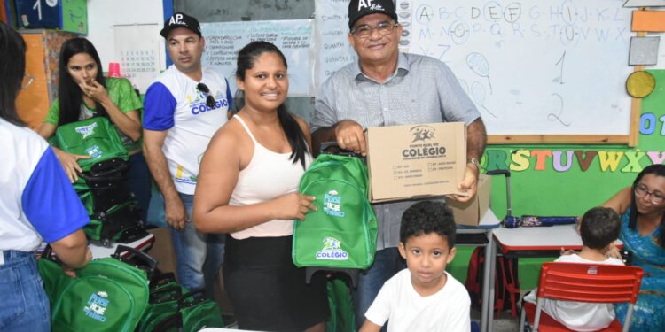 Em ação inédita, prefeitura inicia entrega kits de materiais escolares para toda rede municipal
