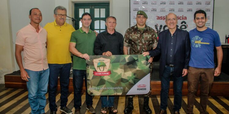 Prefeito Ronaldo Lopes entrega cartão Bolsa Atirador para jovens do Tiro de Guerra de Penedo