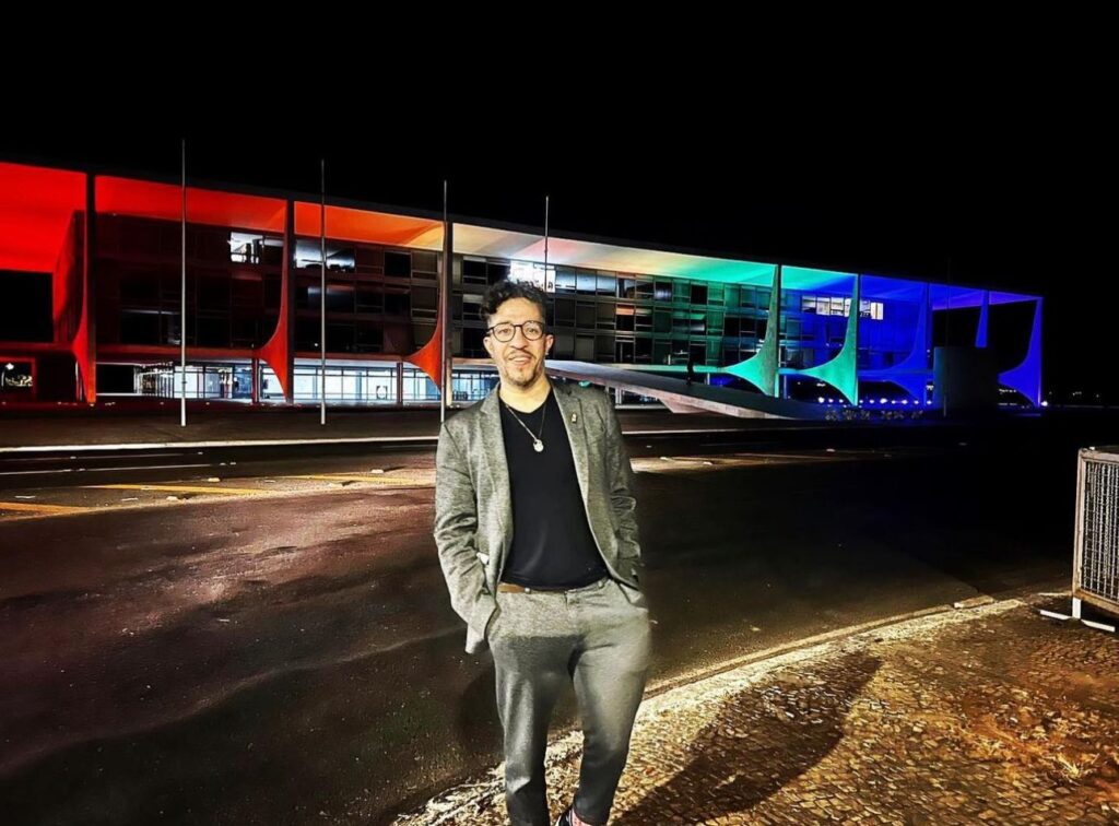 Após quatro anos fora do país, Jean Wyllys volta ao Brasil