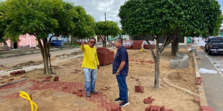 Prefeito Jaime do Mercado visita a obra de construção da academia de saúde na Vila Santo Antônio