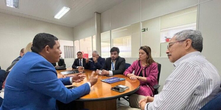 Prefeito Júlio Cezar e secretária de Estado Caroline Balbino visitam Embu das Artes em São Paulo