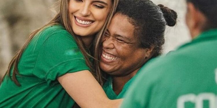 Primeira dama de Maceió faz ação com CooprelBB para comemorar assinatura de ampliação da coleta seletiva