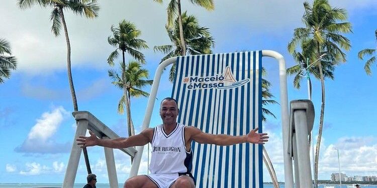 Cafu se rende a Maceió e à cadeira gigante na orla: “eterno capitão”