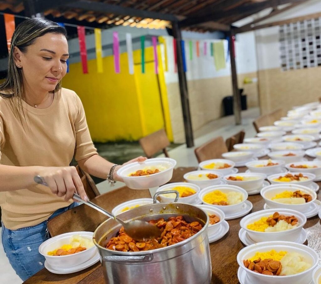 Prefeita Fernanda Cavalcanti distribui alimentos para os desabrigados em São Luis do Quitunde