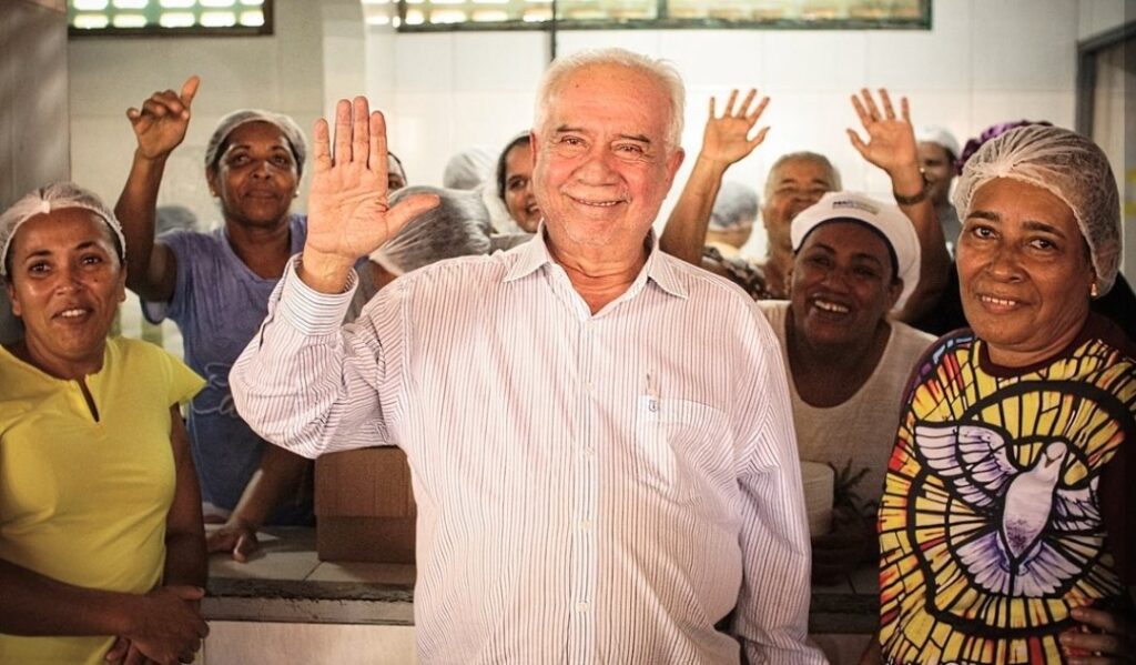 Prefeito Fernando Sérgio Lira realiza entrega de material didático em escola municipal de Maragogi