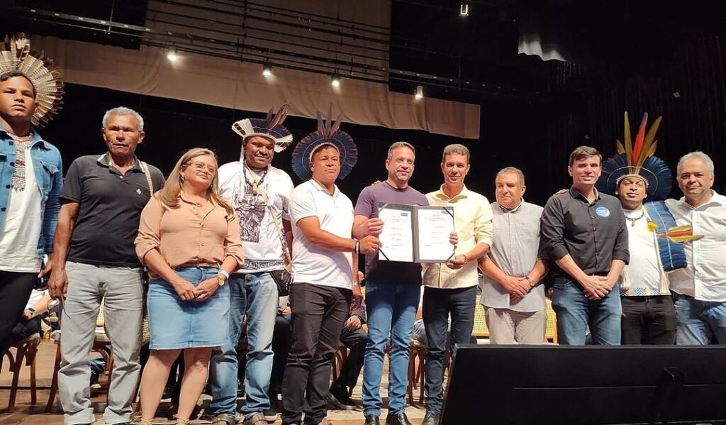 Prefeito Tony recebe assinatura para construção de escola indígena em Pariconha