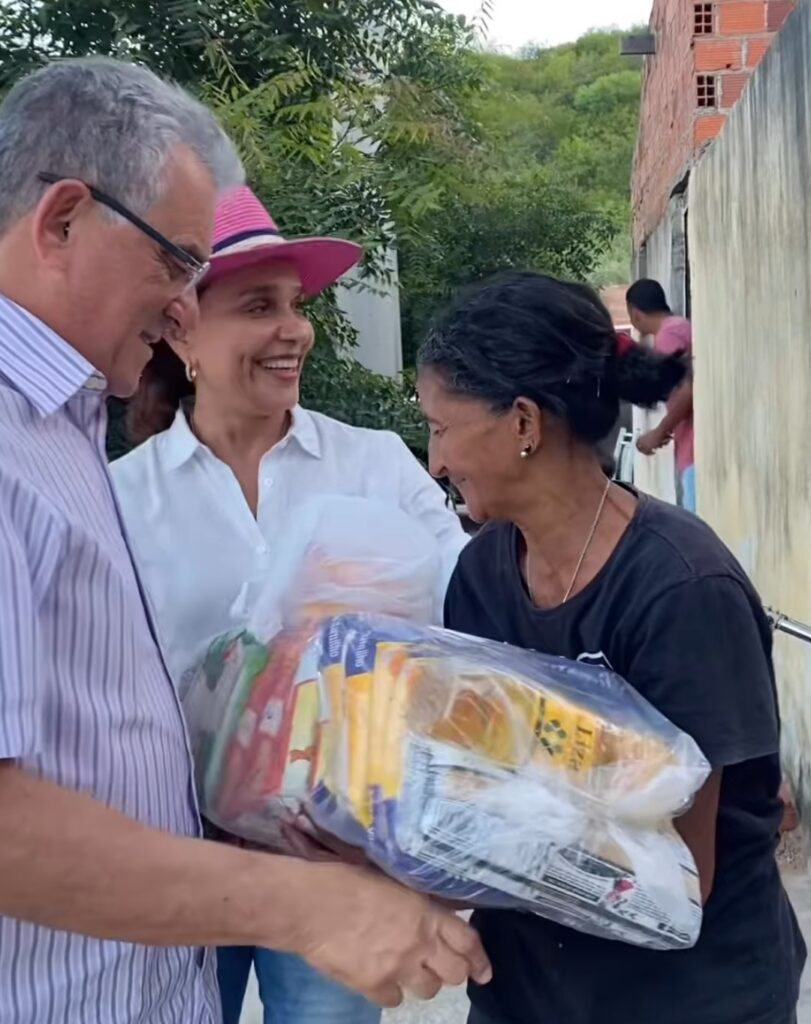 Prefeito Jorge Dantas participa da realização da entrega de cestas básicas em Pão de Açúcar