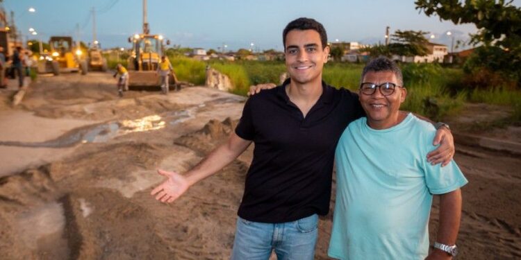 Prefeito JHC vistoria obras de pavimentação na Cidade Universitária aguardadas há 40 anos