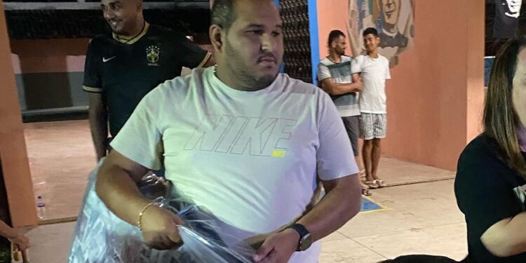 Matriz de Camaragibe: prefeito Fernando Henrique avalia dano das chuvas e ajuda famílias desabrigadas