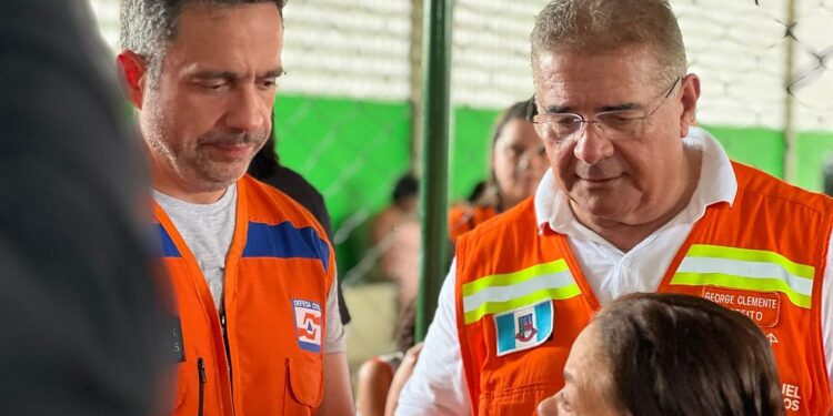 Governador e prefeito visitam vítimas das chuvas em São Miguel dos Campos; estado decreta Situação de Emergência na cidade