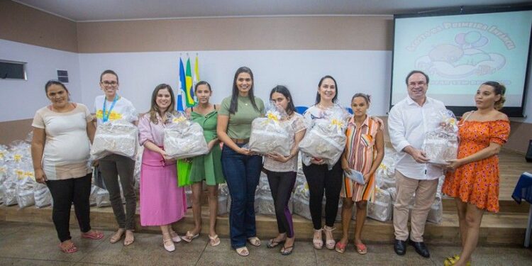 Prefeito Luciano entrega mais 100 kits de enxoval para gestantes em situação de vulnerabilidade