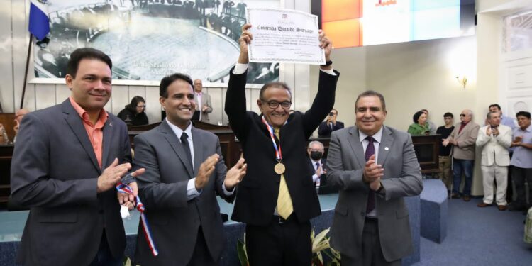 Dep Inácio homenageia Alberto Rostand Lanverly com a comenda Divaldo Suruagy