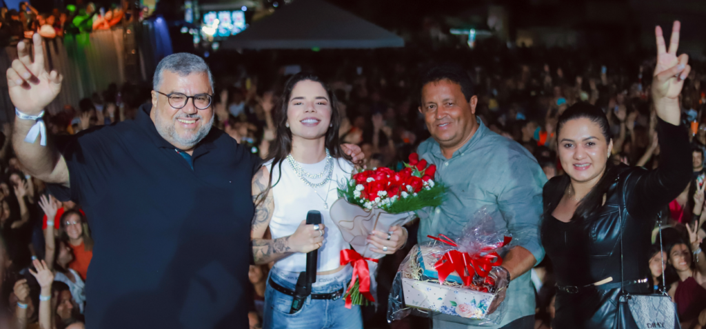 Cantora Maria Clara é homenageada por prefeito de Minador do Negrão