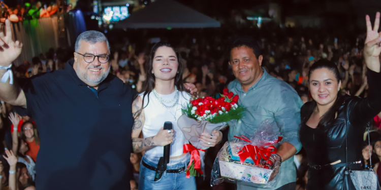 Cantora Maria Clara é homenageada por prefeito de Minador do Negrão
