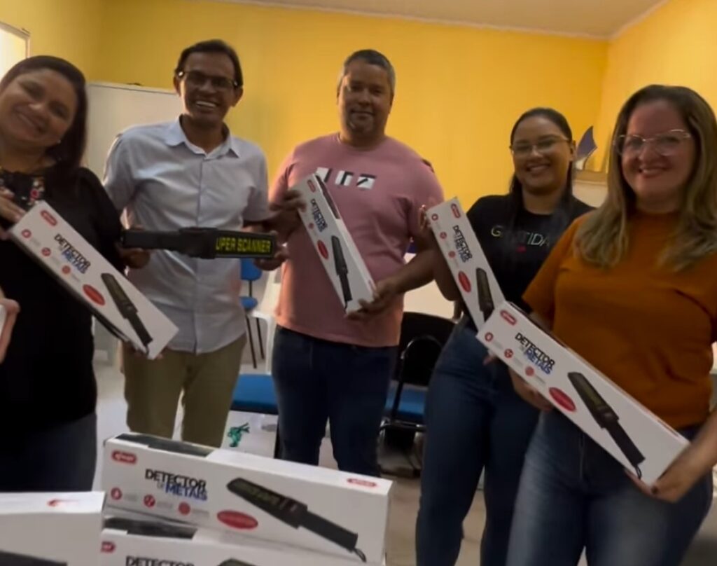 Prefeito Marcos Silva realiza entrega de detectores de metal nas escolas de Messias
