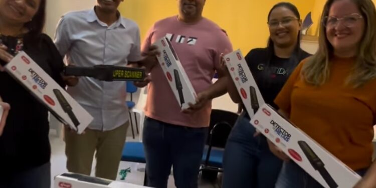 Prefeito Marcos Silva realiza entrega de detectores de metal nas escolas de Messias
