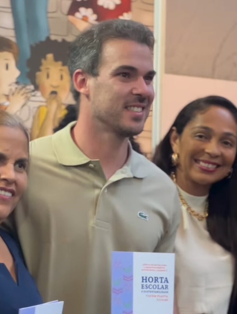 Prefeito Olavo Neto prestigia lançamento de cartilhas científicas de escolas de Murici na Bienal do Livro