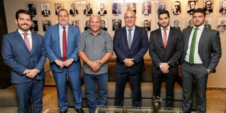 Prefeito de São Miguel dos Milagres participa de reunião com presidente do TJAL
