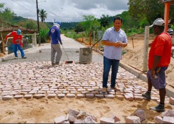 Povoado em Minador do Negrão recebe calçamento