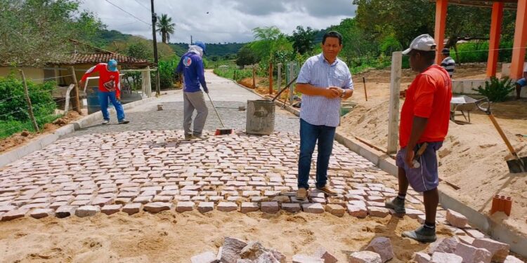 Povoado em Minador do Negrão recebe calçamento